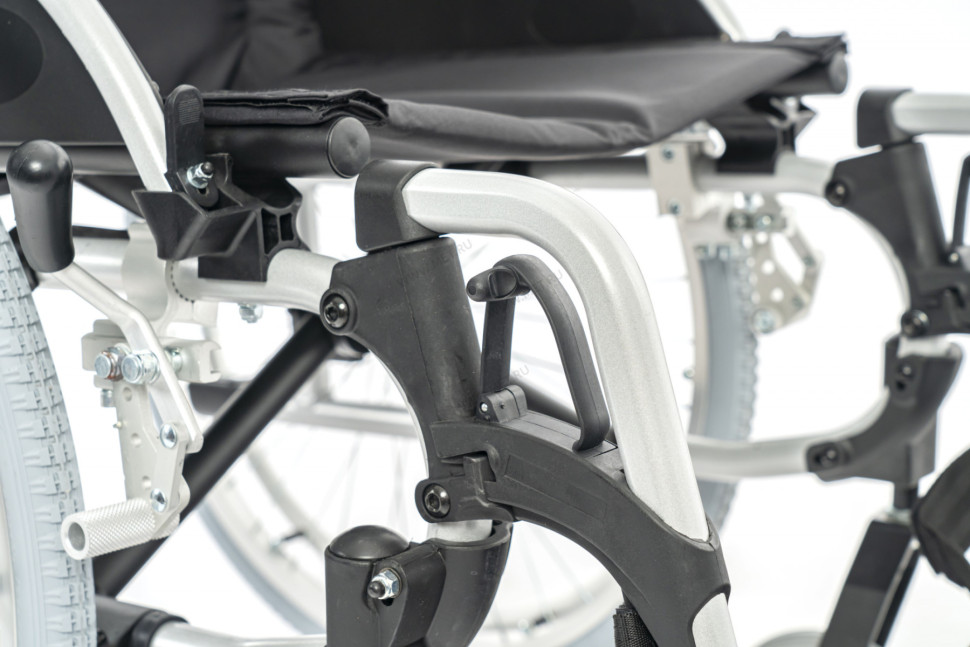 Кресло-коляска механическая МЕТ МК-200 ширина сиденья 43 см