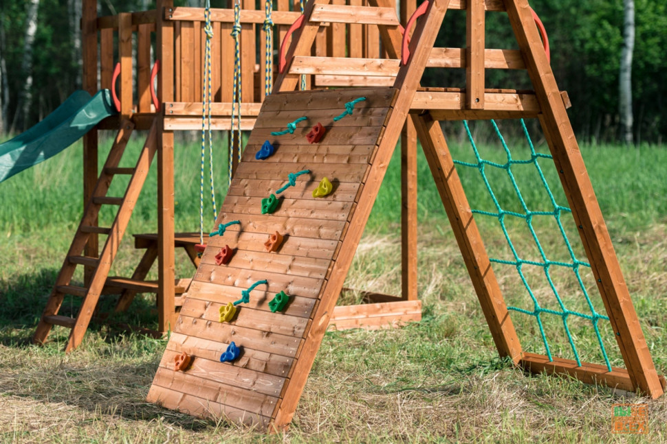 Детский городок Выше всех Победа Заря, горка красная