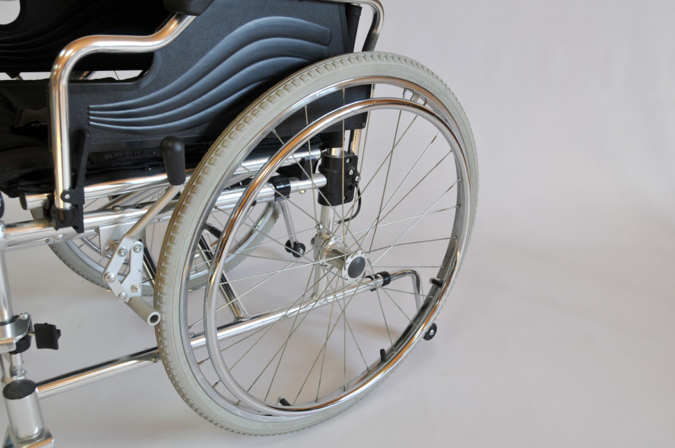 Кресло-коляска инвалидная механическая FS 908 LJ (41 см) колеса пневмо