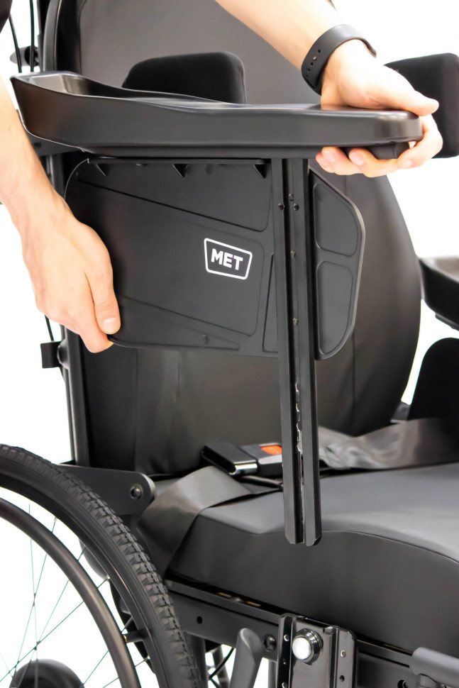 Кресло-коляска механическая MET ECLIPSE A оснащена абдуктором