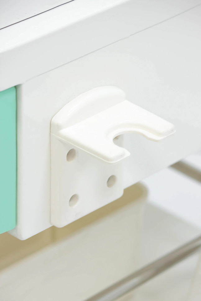 Тележка медицинская MET AVK-130 трехполочная с выдвижным ящиком и аксессуарами