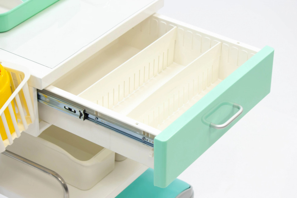 Тележка медицинская MET AVK-130 трехполочная с выдвижным ящиком и аксессуарами