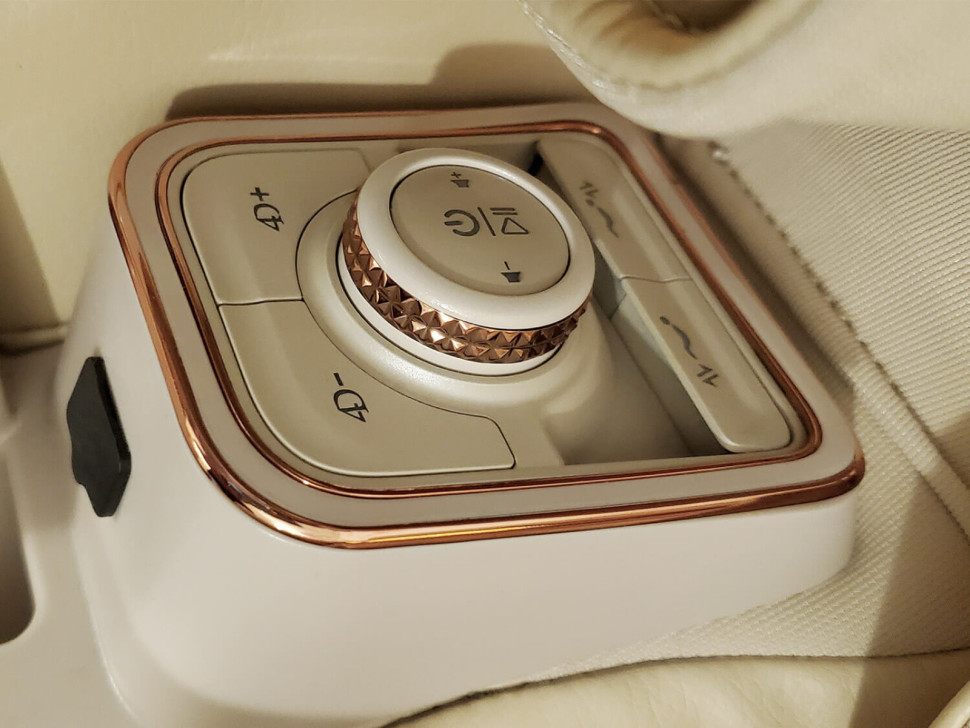 Массажное кресло OTO CENTURION CN-01 Бежевый + Маска для объёмной релаксации ZEN